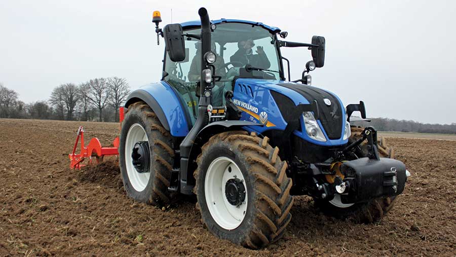 Traktorn och såmaskinen utrustad med nya arbetslampor